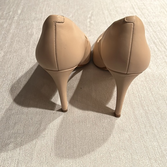Clarks Nude Pointed Toe Pumps - Picture 3 of 7